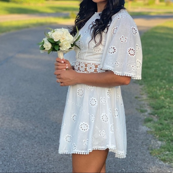 White Eyelet Sundress 💐 with cut-out - Picture 3 of 10